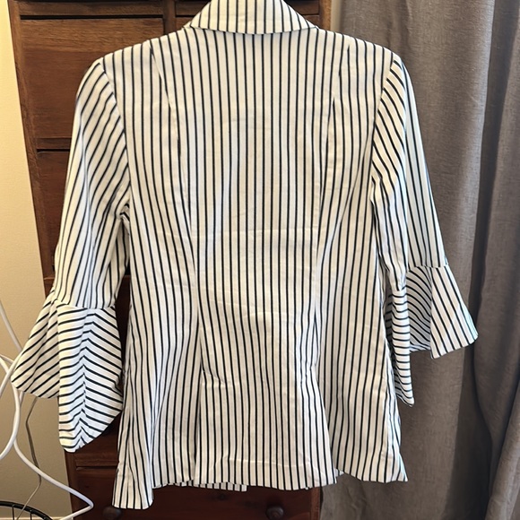 CABI Bell Sleeved White with Blue Stripes Suit Jacket Blazer size 2 - Picture 3 of 3